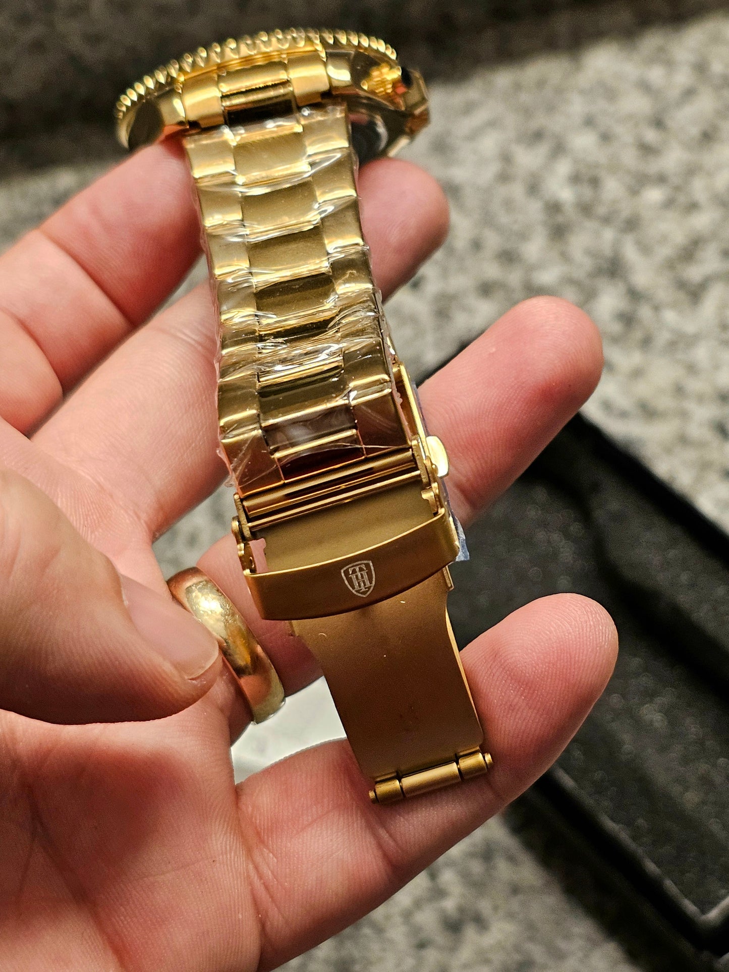 Biden Gold ChronoLuxe Men's Watch – Bold Style with Dazzling Detail