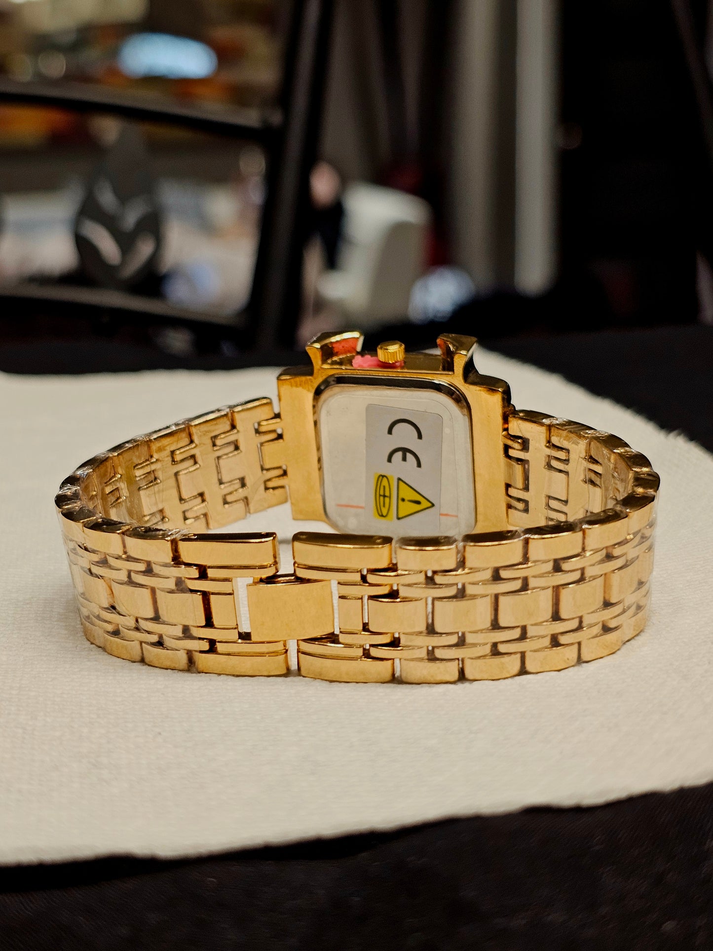 Golden Horseshoe Crystal Watch – Luxurious Women's Fashion Bracelet Timepiece