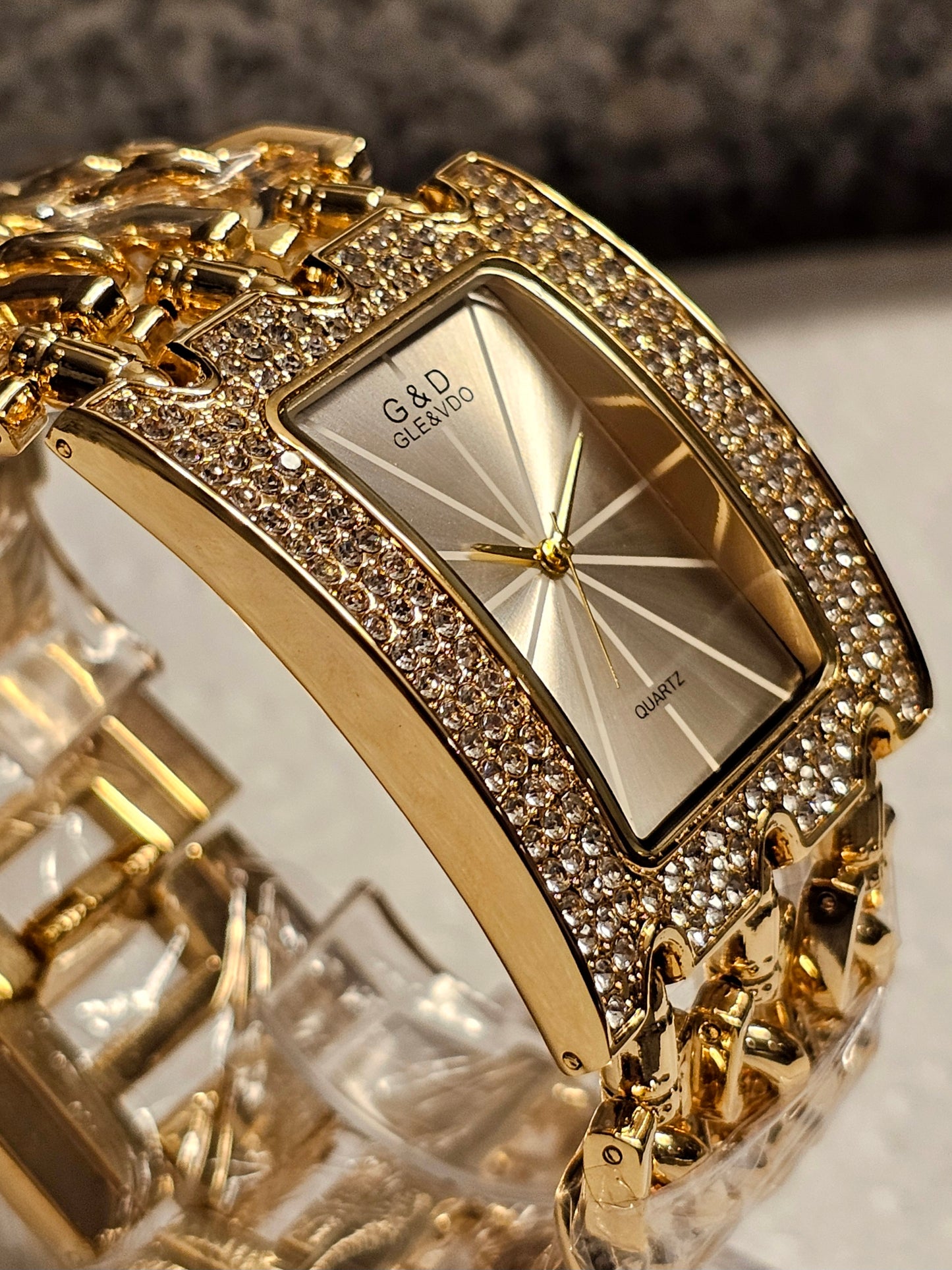 Bold Gold Chain-Link Women's Watch – G&D Gle & Vdo Quartz