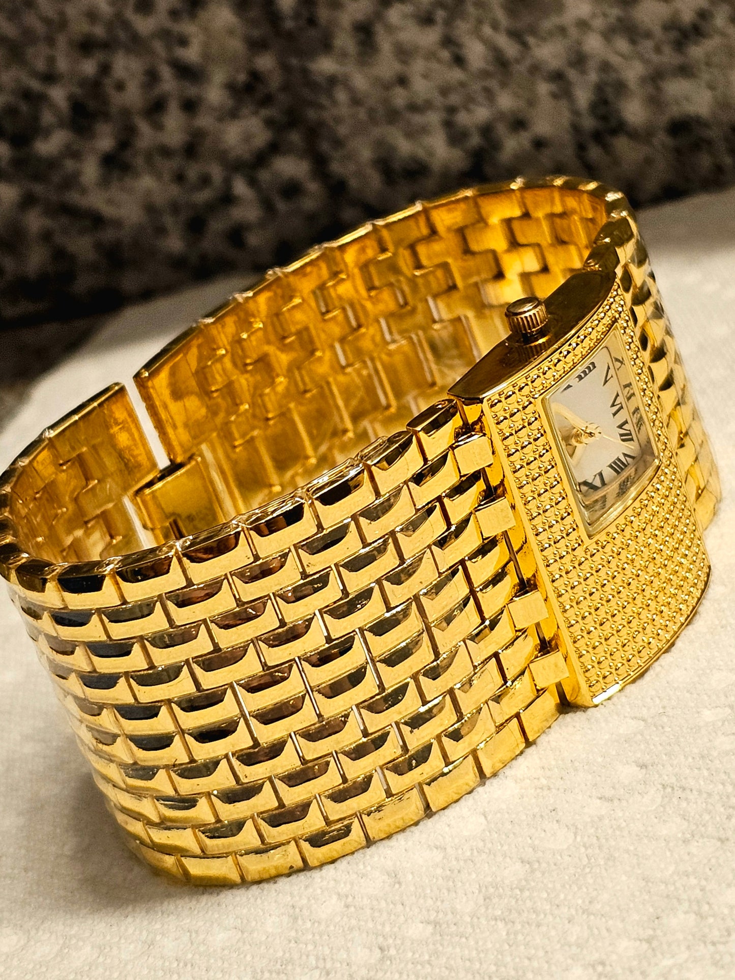 Golden Classic Roman Dial Bracelet Watch – Women’s Quartz