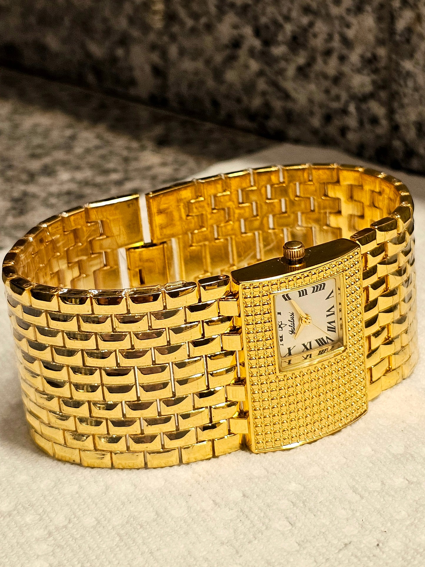 Golden Classic Roman Dial Bracelet Watch – Women’s Quartz
