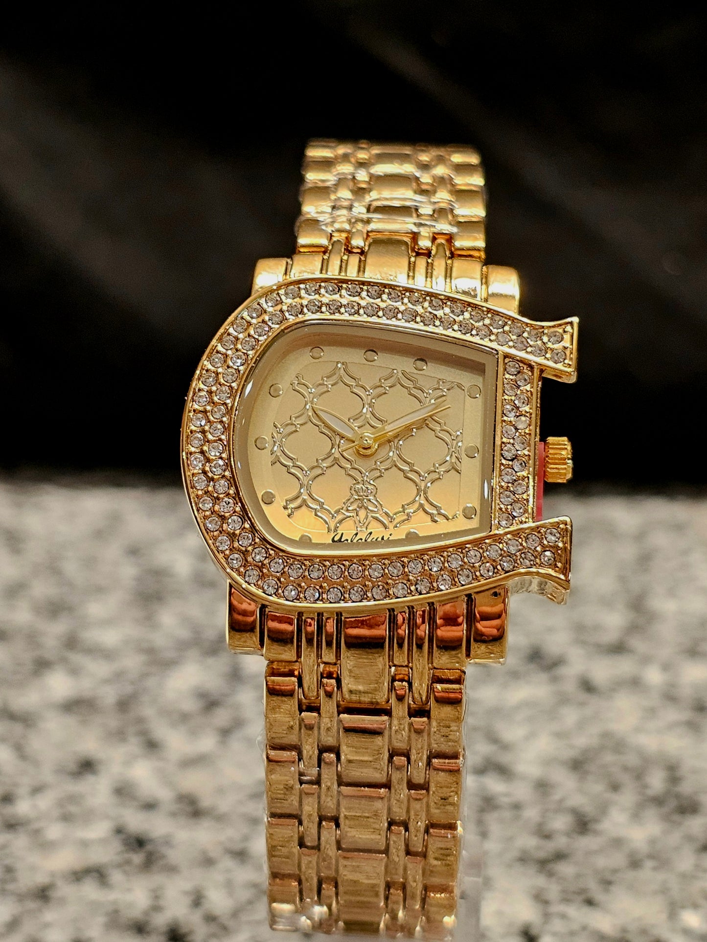 Golden Horseshoe Crystal Watch – Luxurious Women's Fashion Bracelet Timepiece