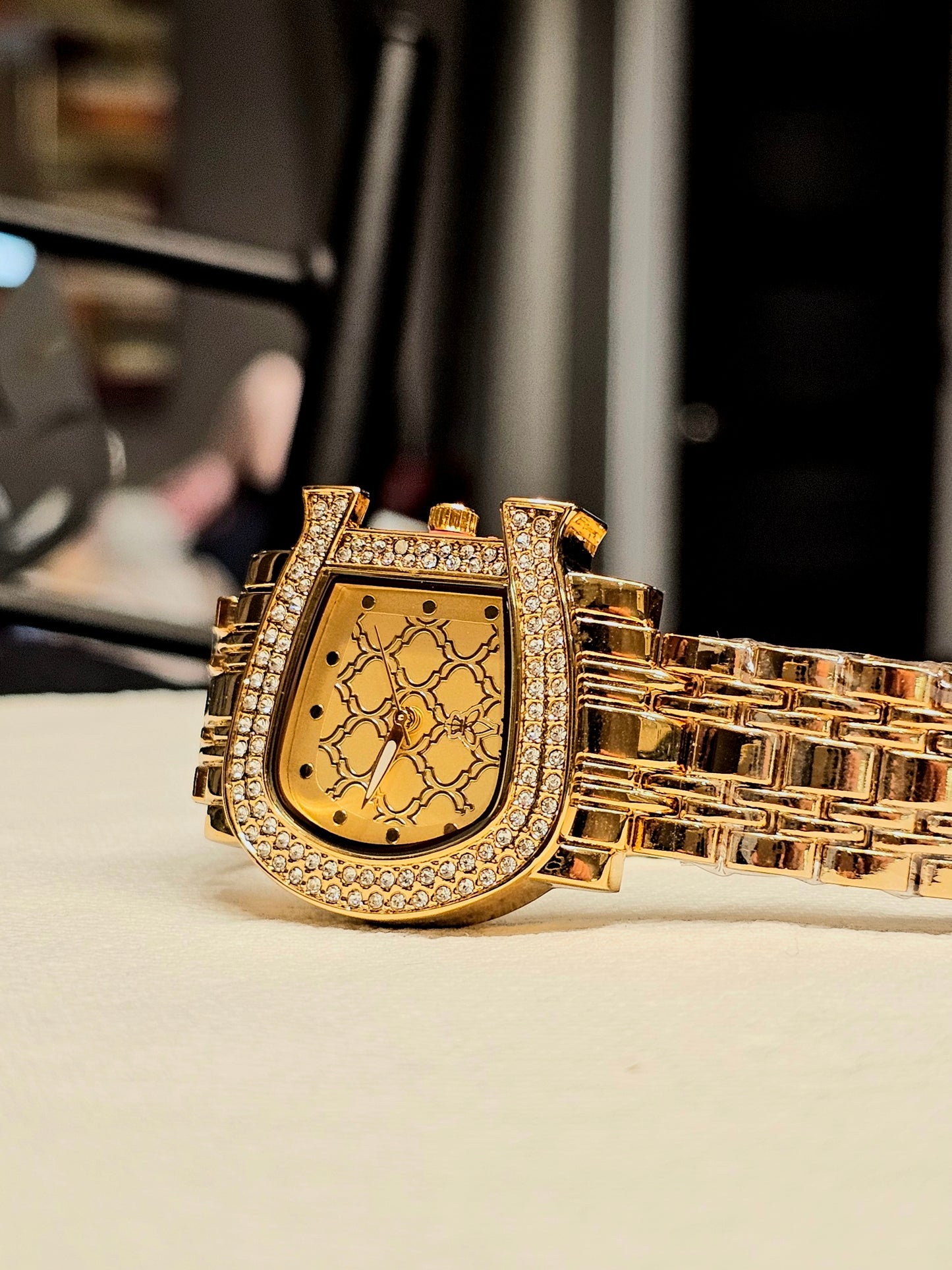Golden Horseshoe Crystal Watch – Luxurious Women's Fashion Bracelet Timepiece