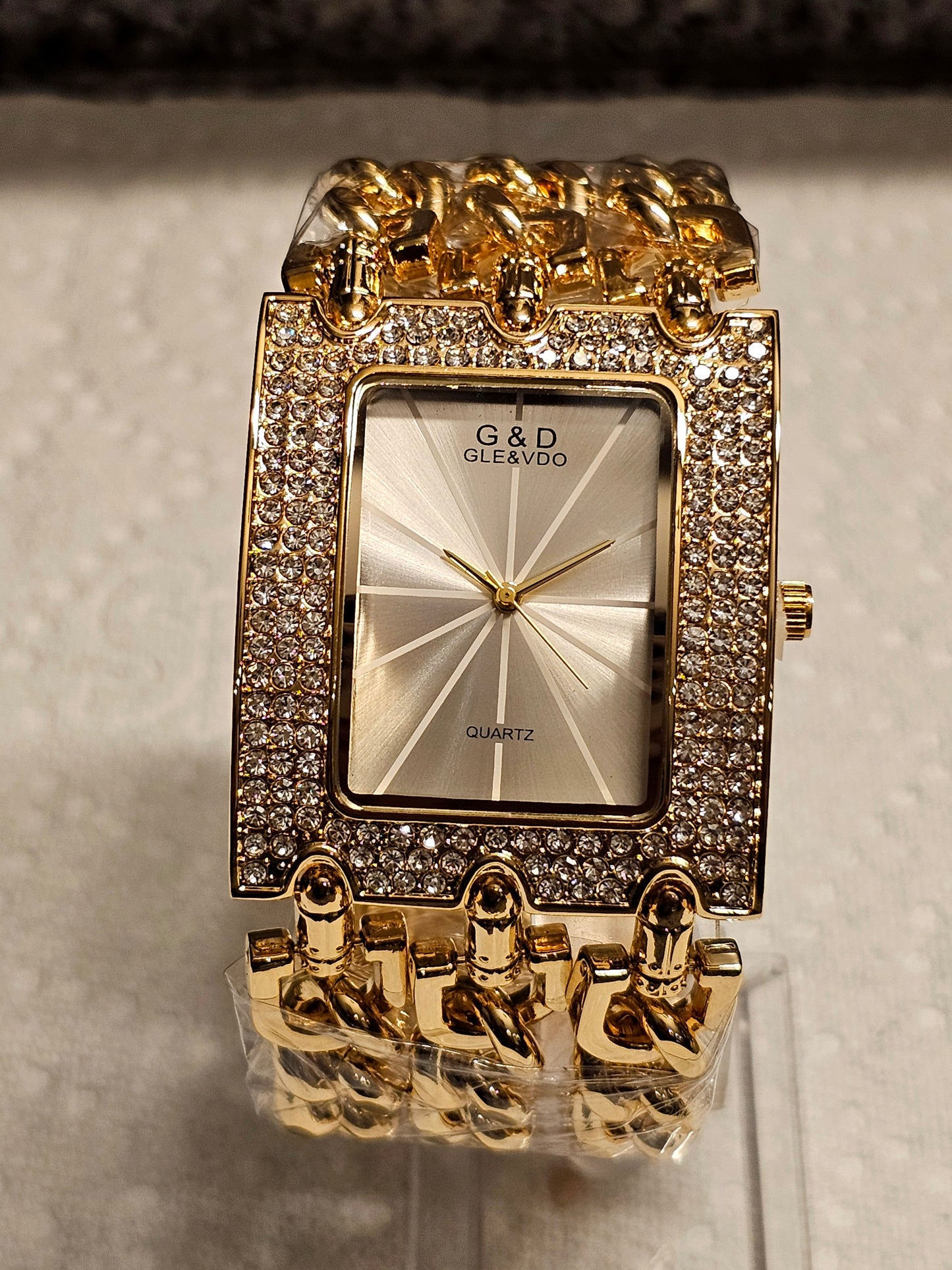 Bold Gold Chain-Link Women's Watch – G&D Gle & Vdo Quartz