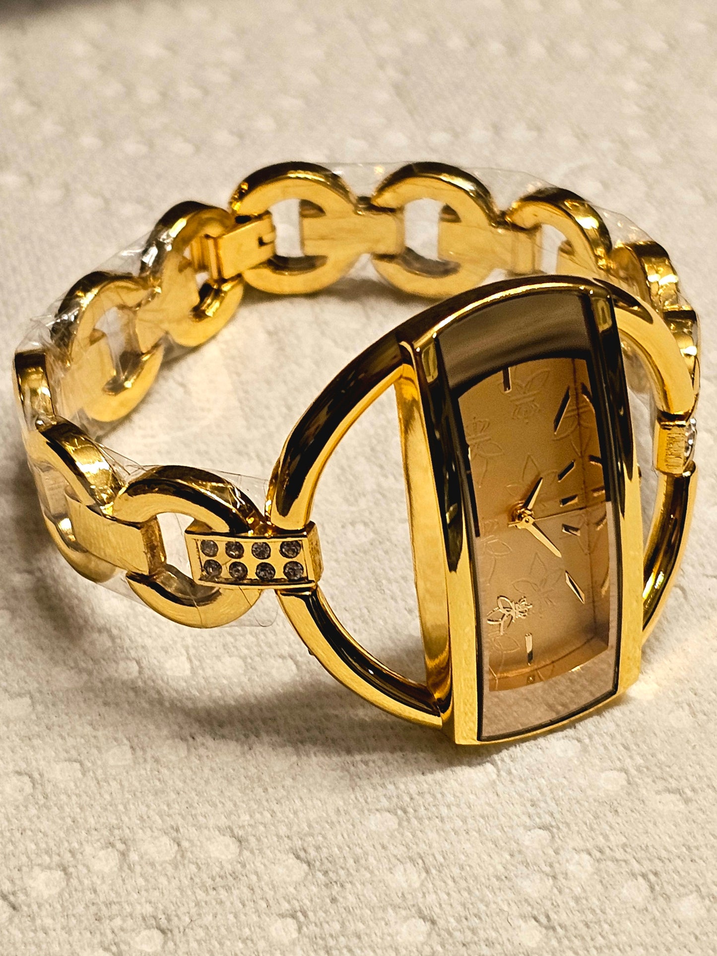 Golden Oval Elegance – Women's Luxury Bracelet Watch