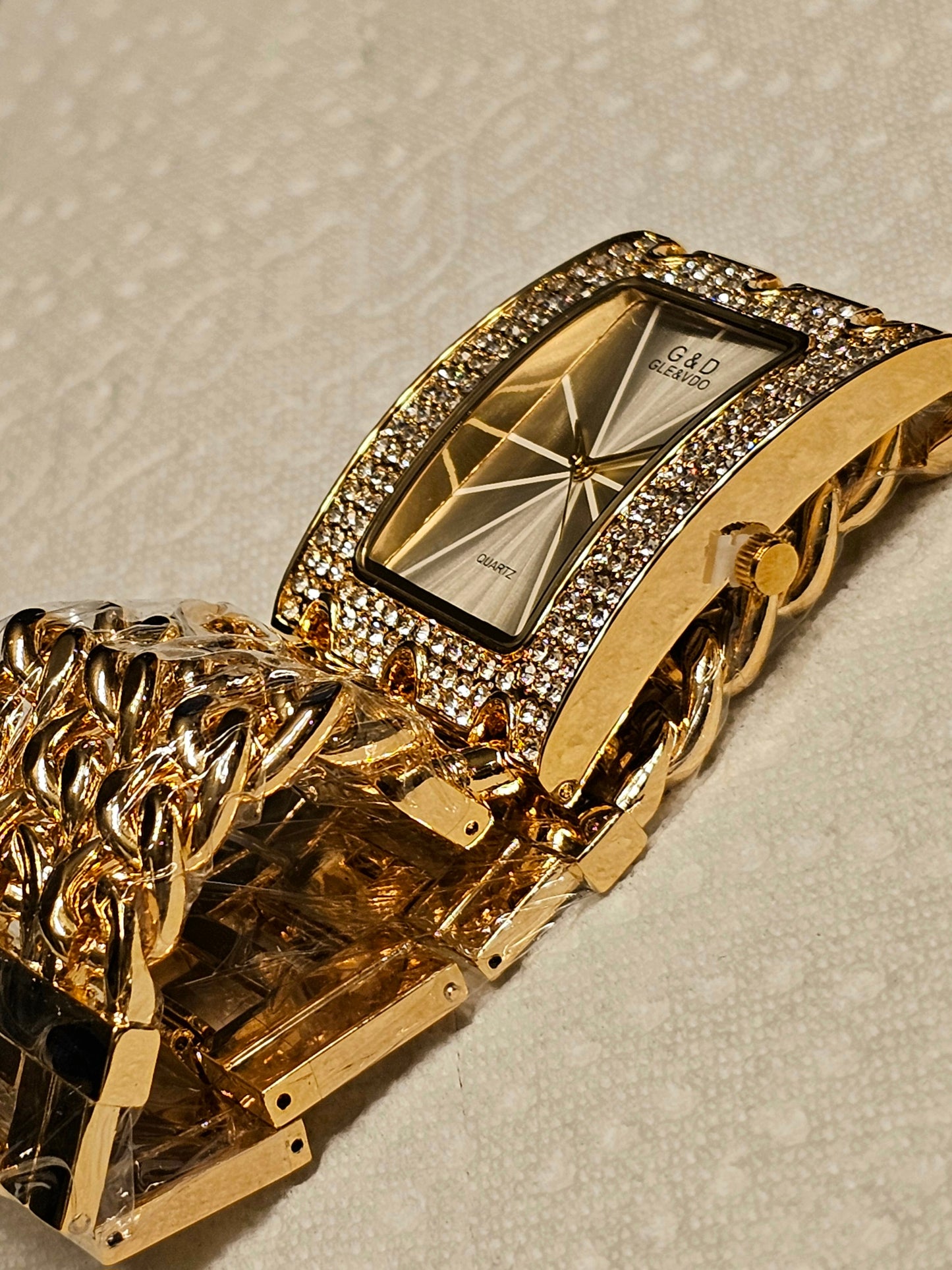 Bold Gold Chain-Link Women's Watch – G&D Gle & Vdo Quartz