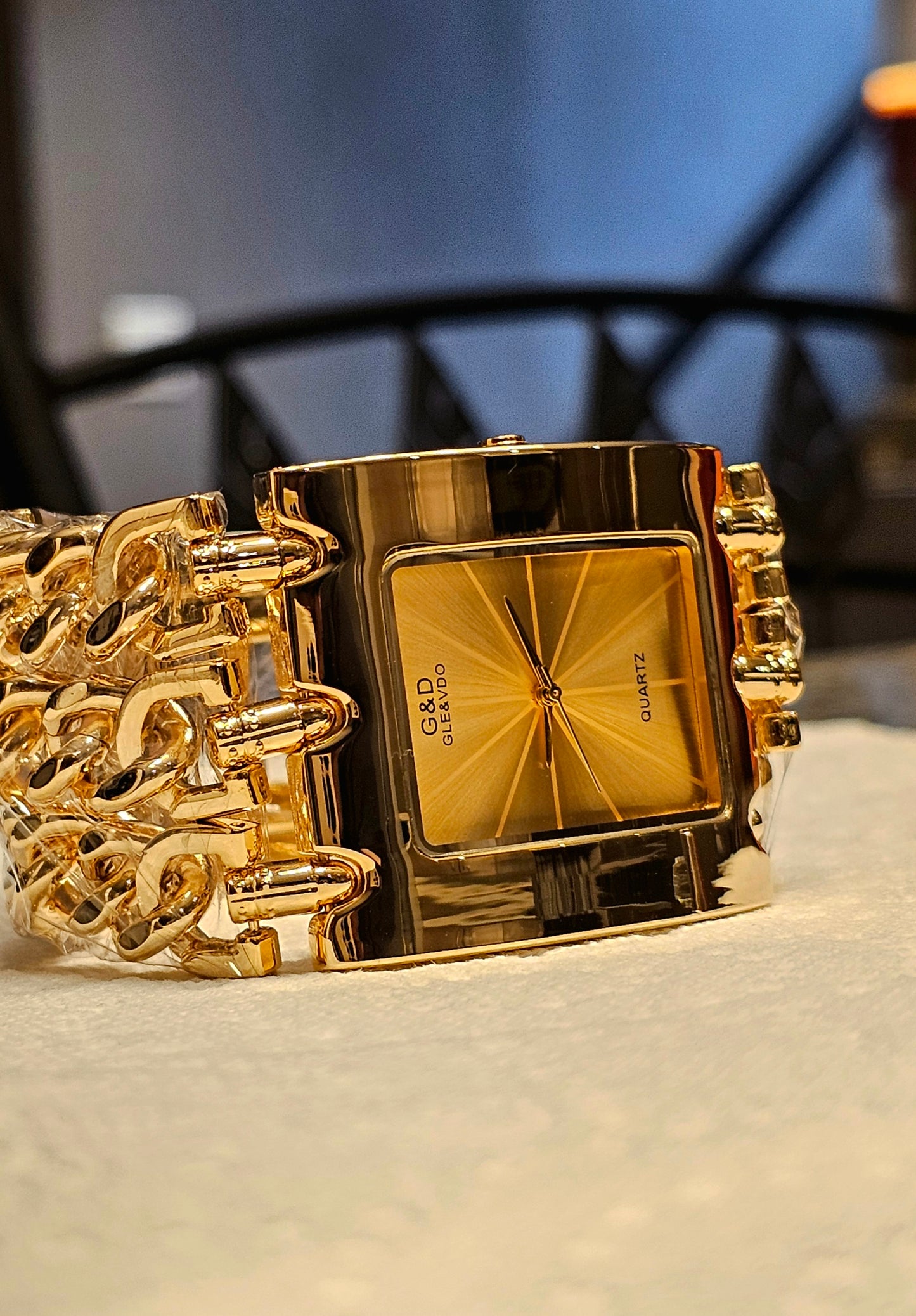 Bold Gold Chain-Link Women's Watch – G&D Gle & Vdo Quartz