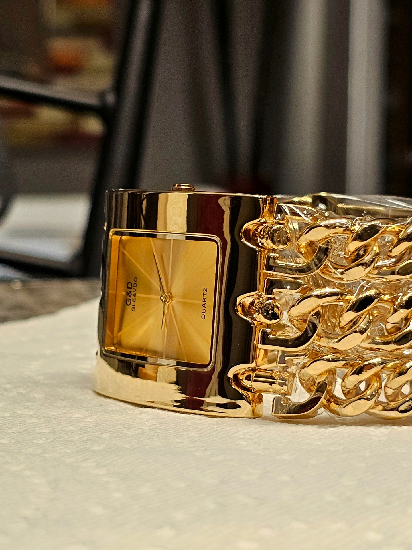 Bold Gold Chain-Link Women's Watch – G&D Gle & Vdo Quartz