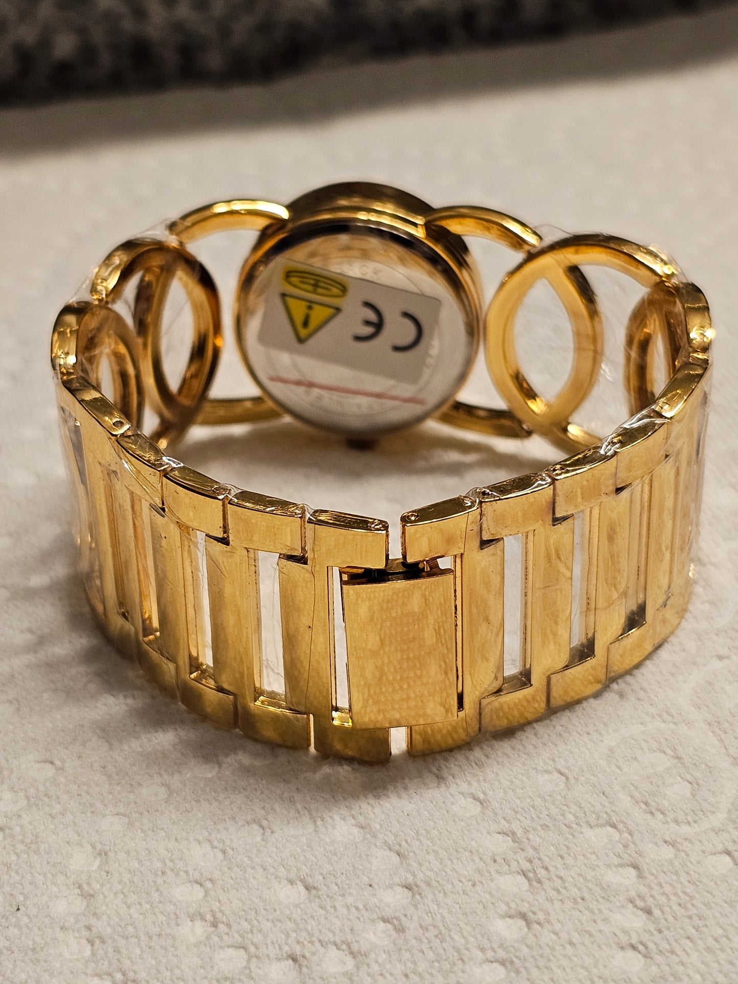 Galalusi Gold Loop Women's Bracelet Watch – Black &amp; Gold Elegance